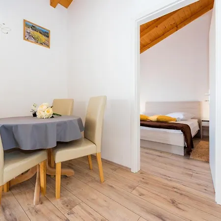 Miranda Np Krka Vendégház 4*